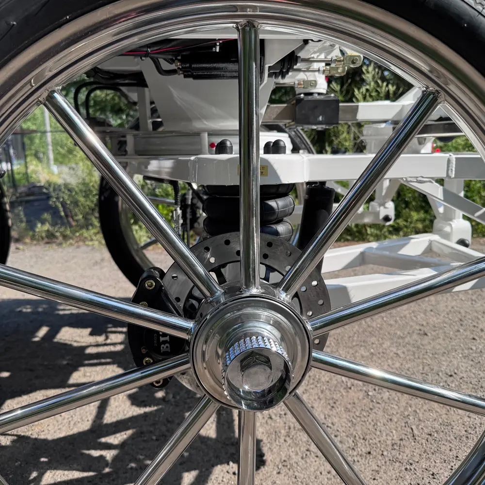 Moyeu chromé d’une roue de voiture POJ-KON